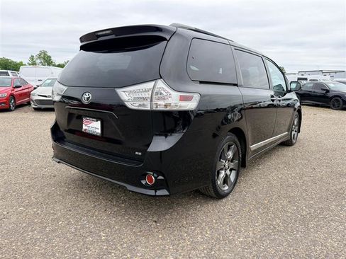 Used 2016 Toyota Sienna SE w/ SE Preferred Package FWD image 5