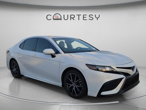 Certified 2023 Toyota Camry SE w/ Cold Weather Package FWD image 3