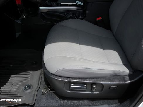 Used 2020 Toyota Tacoma SR5 RWD image 13