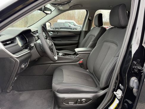 Used 2023 Jeep Grand Cherokee Laredo w/ Luxury Tech Group I image 11