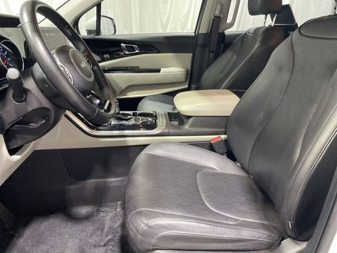 Used 2022 Kia Carnival EX image 13
