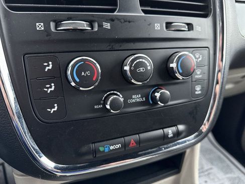 Used 2018 Dodge Grand Caravan SXT image 16