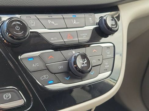 Used 2023 Chrysler Pacifica Touring-L FWD image 27