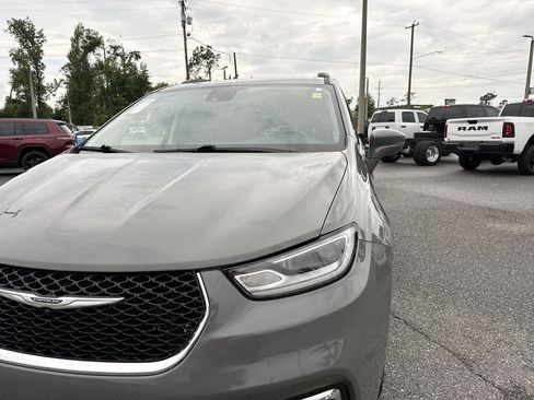 Used 2022 Chrysler Pacifica Touring-L FWD image 10