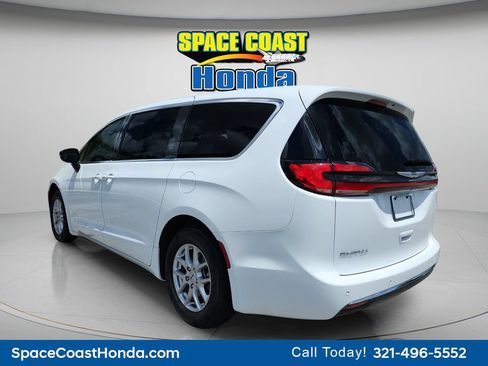 Used 2025 Chrysler Pacifica Select FWD image 5