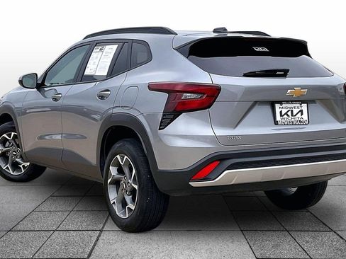 Used 2025 Chevrolet Trax LT FWD image 12