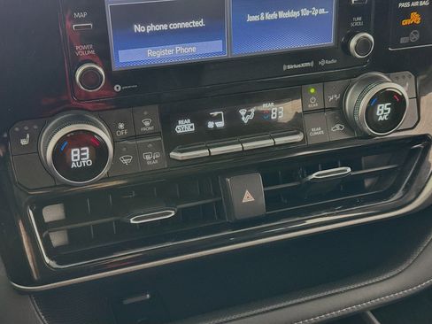 Used 2020 Toyota Highlander XLE image 18