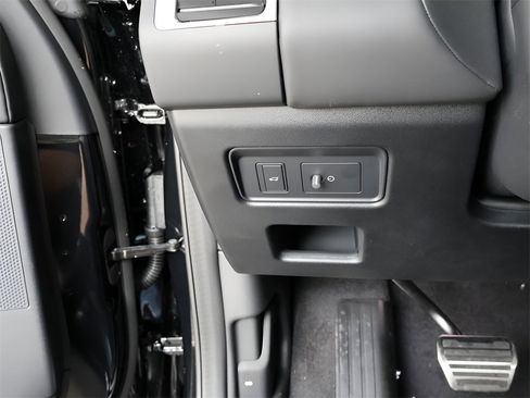 New 2025 Land Rover Discovery Metropolitan Edition image 71