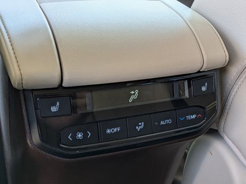 Used 2021 Toyota Highlander Platinum FWD image 17