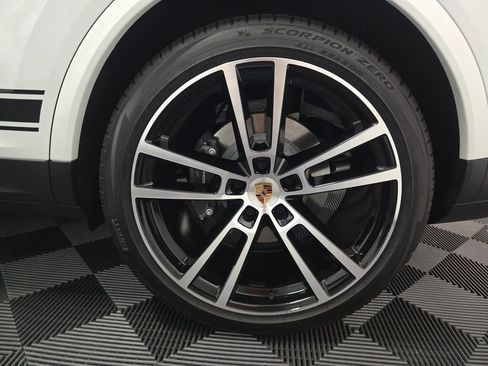 Certified 2025 Porsche Cayenne E-Hybrid Coupe AWD/4WD image 36
