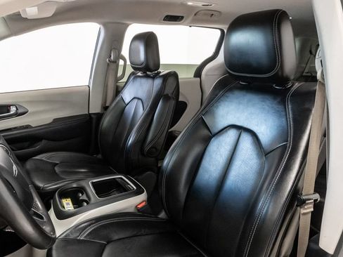 Used 2023 Chrysler Pacifica Touring-L FWD image 9
