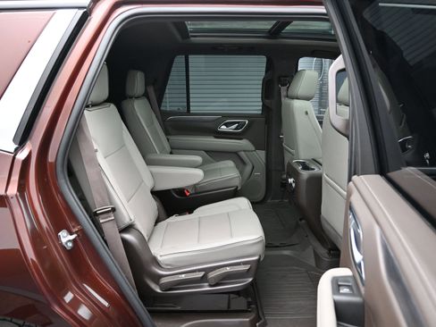 Used 2022 GMC Yukon SLT w/ SLT Premium Package image 11