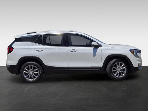 Used 2022 GMC Terrain SLT w/ Infotainment Package II FWD image 3