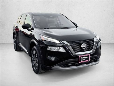 Used 2022 Nissan Rogue SV image 3