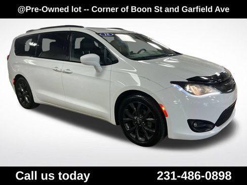 Used 2018 Chrysler Pacifica Touring-L Plus w/ S Appearance Package FWD image 7
