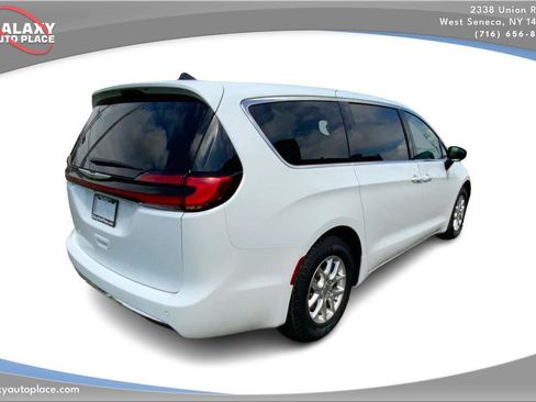 Used 2023 Chrysler Pacifica Touring-L image 5