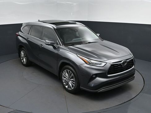 Used 2023 Toyota Highlander Platinum FWD image 1