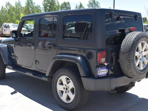 Used 2018 Jeep Wrangler Unlimited Sahara w/ Connectivity Group AWD/4WD image 8