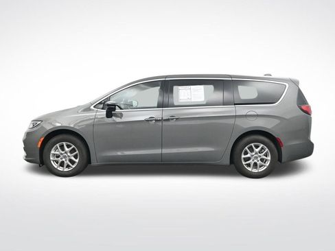 Used 2025 Chrysler Pacifica Select image 10