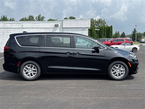 New 2025 Chrysler Pacifica Select image 6