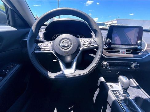 Used 2025 Nissan Altima 2.5 SV FWD image 4