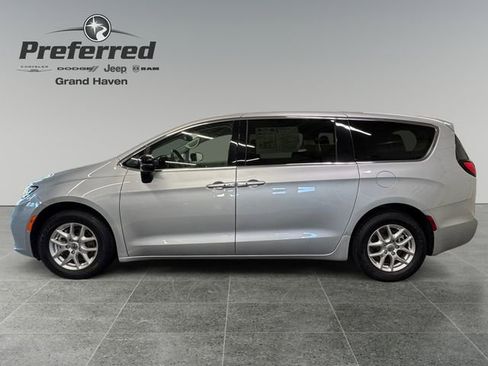 Used 2024 Chrysler Pacifica Touring-L FWD image 8