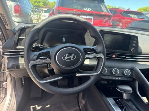 Used 2025 Hyundai Elantra SE FWD image 15