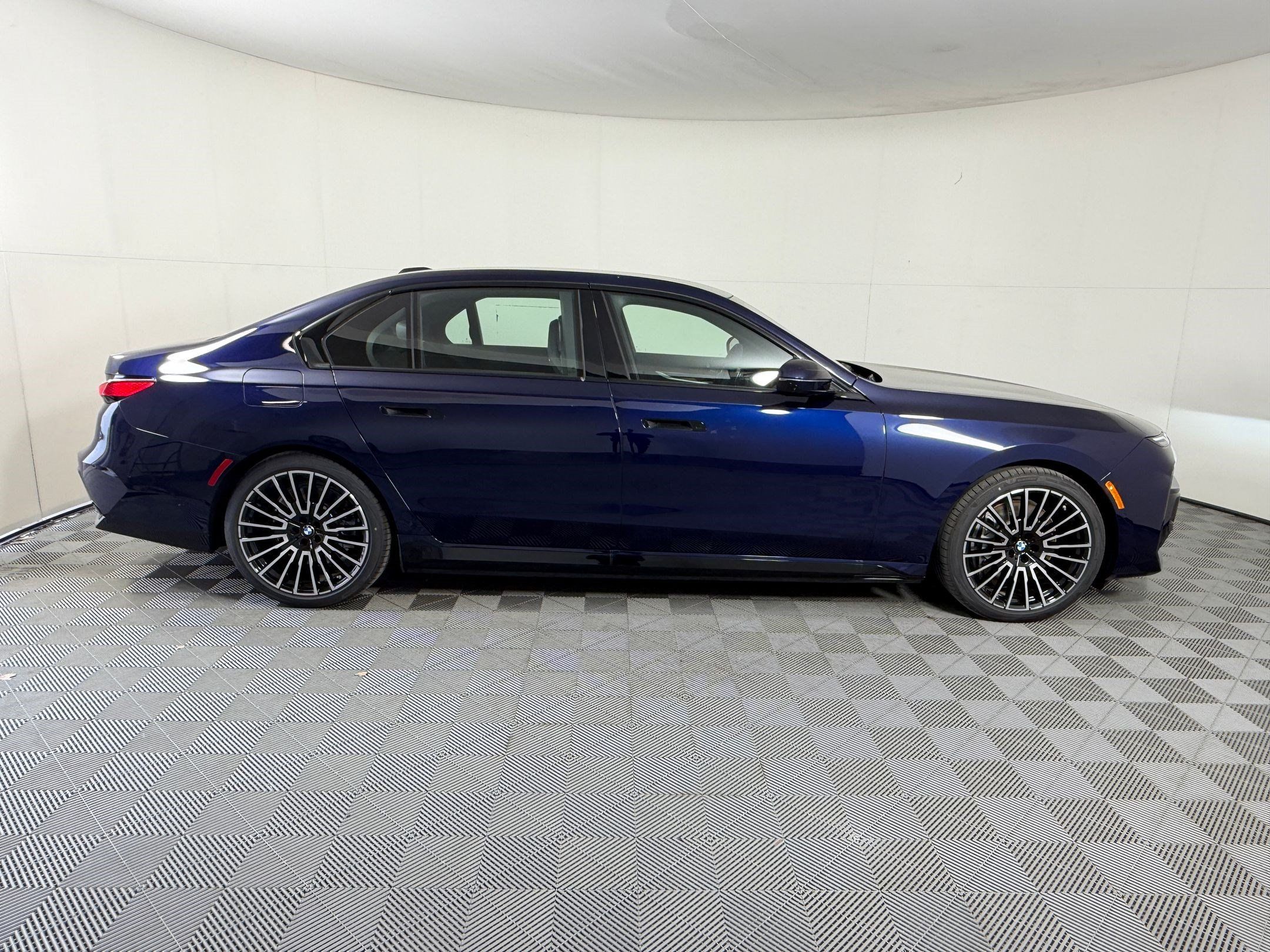 Used 2026 BMW 750e xDrive AWD/4WD image 8