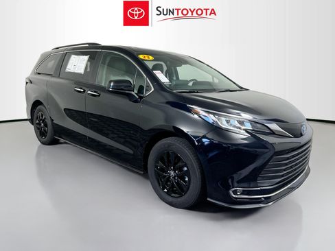 Used 2023 Toyota Sienna XLE FWD image 1