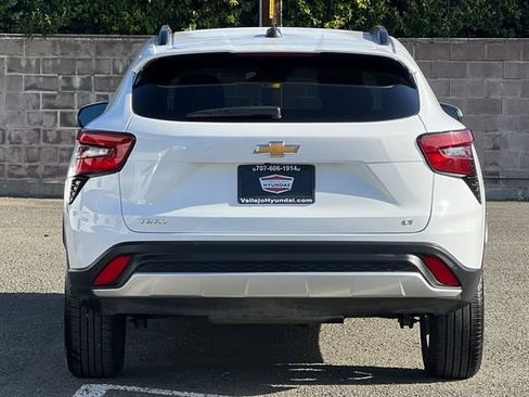 Used 2025 Chevrolet Trax LT FWD image 7