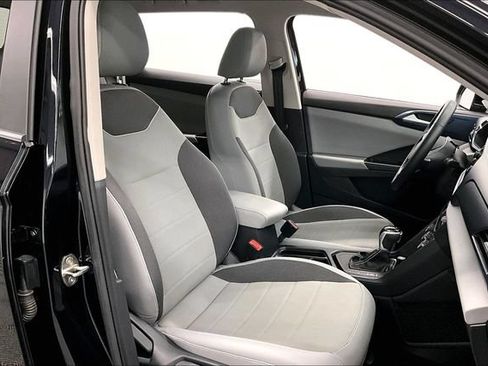 Used 2023 Volkswagen Taos SE w/ Panoramic Sunroof Package FWD image 8