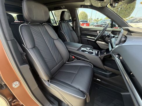 New 2027 Cadillac Vistiq Platinum w/ LPO, Floor Liner Package AWD/4WD image 31