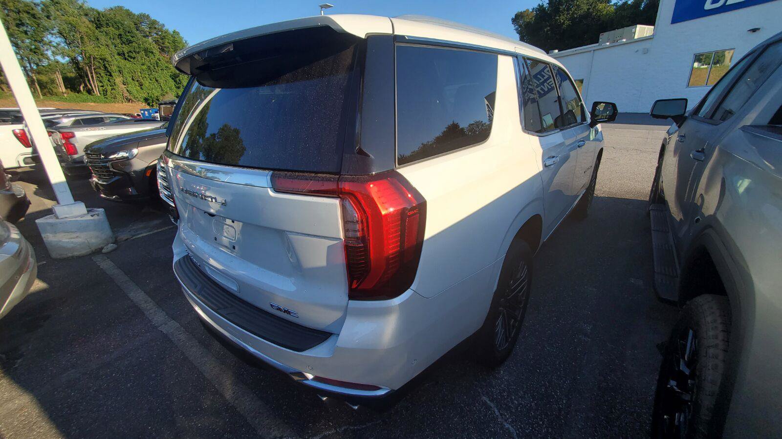 Used 2025 GMC Yukon Denali w/ Sun & Power Step Package AWD/4WD image 9