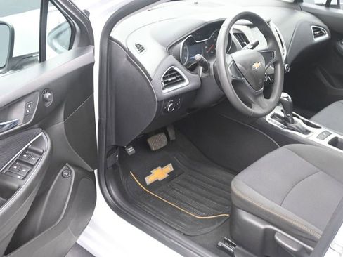 Used 2017 Chevrolet Cruze LS FWD image 10