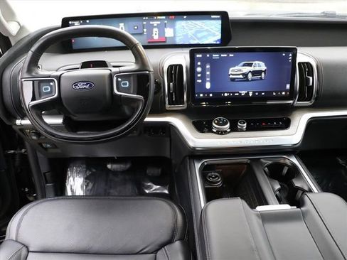 Used 2025 Ford Expedition Platinum image 17