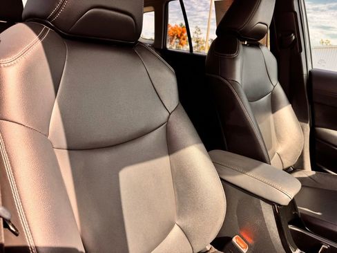 Used 2024 Toyota Corolla Cross XLE image 32