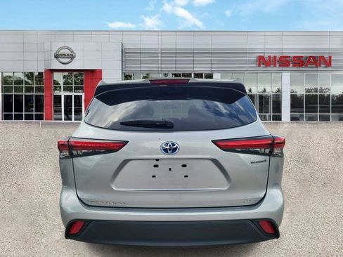 Used 2022 Toyota Highlander XLE AWD/4WD image 6