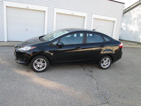 Used 2017 Ford Fiesta SE image 3