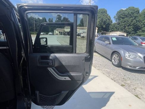 Used 2015 Jeep Wrangler Unlimited Rubicon w/ Connectivity Group AWD/4WD image 13