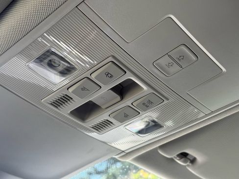 Used 2023 Volkswagen Tiguan SE w/ Panoramic Sunroof Package FWD image 12
