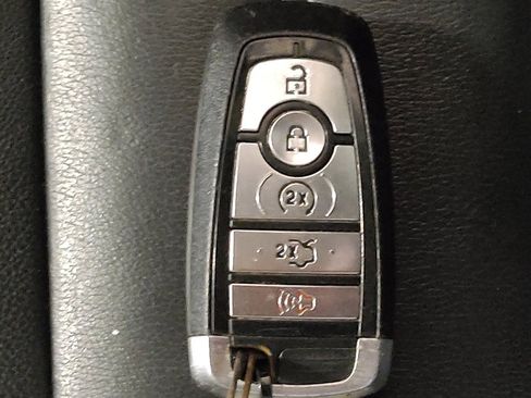 Used 2017 Ford Fusion SE w/ Fusion SE Technology Package image 32