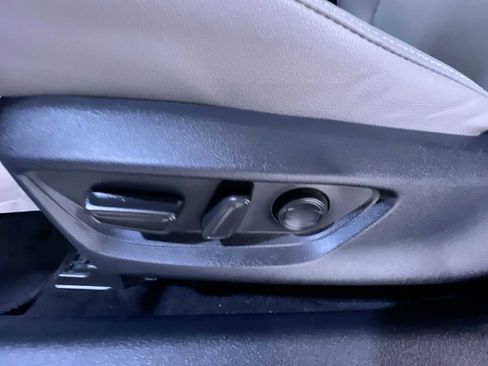 Used 2025 Toyota Camry SE w/ Convenience Package FWD image 5