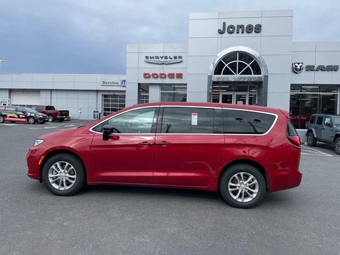 New 2026 Chrysler Pacifica Select AWD/4WD image 4