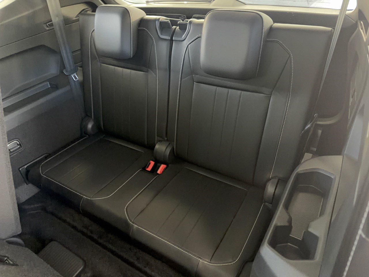 Certified 2024 Volkswagen Tiguan SE R-Line FWD image 31