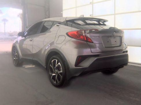 Used 2020 Toyota C-HR XLE FWD image 3