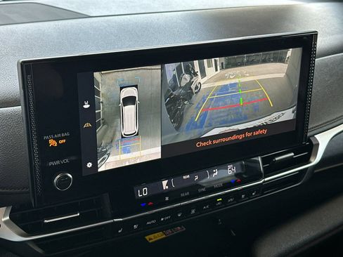 Used 2025 Toyota Sienna Platinum FWD image 19