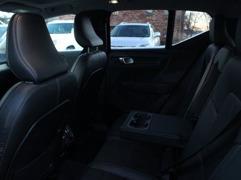 Used 2025 Volvo XC40 B5 Plus image 30