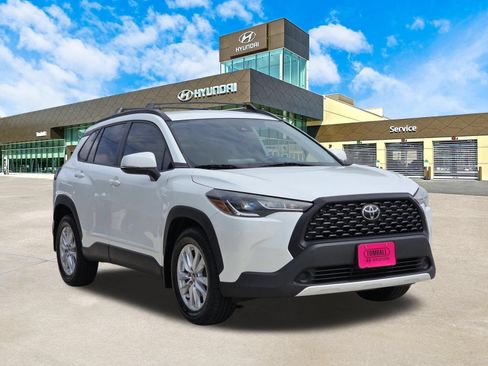 Used 2022 Toyota Corolla Cross LE FWD image 3