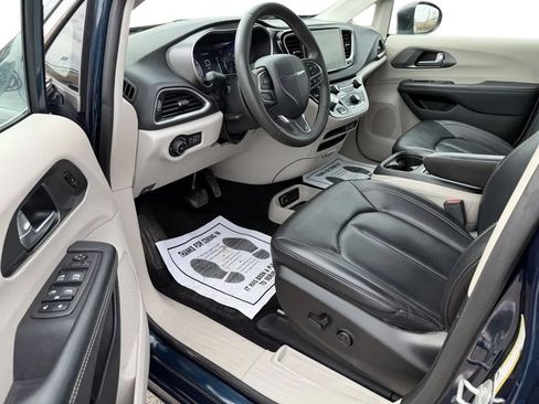 Used 2023 Chrysler Pacifica Touring-L image 11