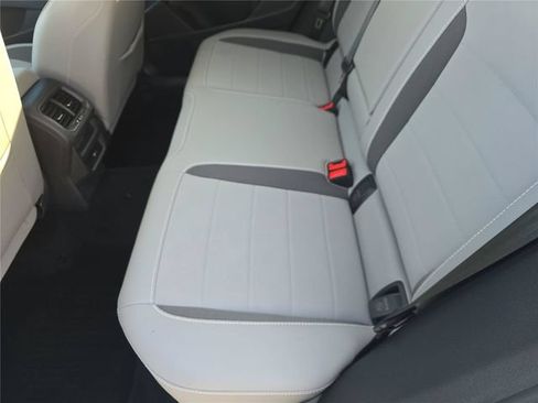 Used 2023 Volkswagen Taos SE w/ Panoramic Sunroof Package FWD image 9